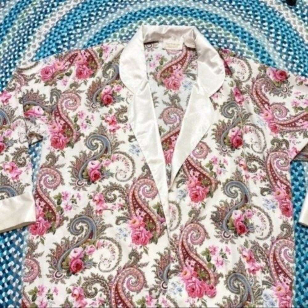 Victoria’s Secret Robe‎ - Picture 3 of 5